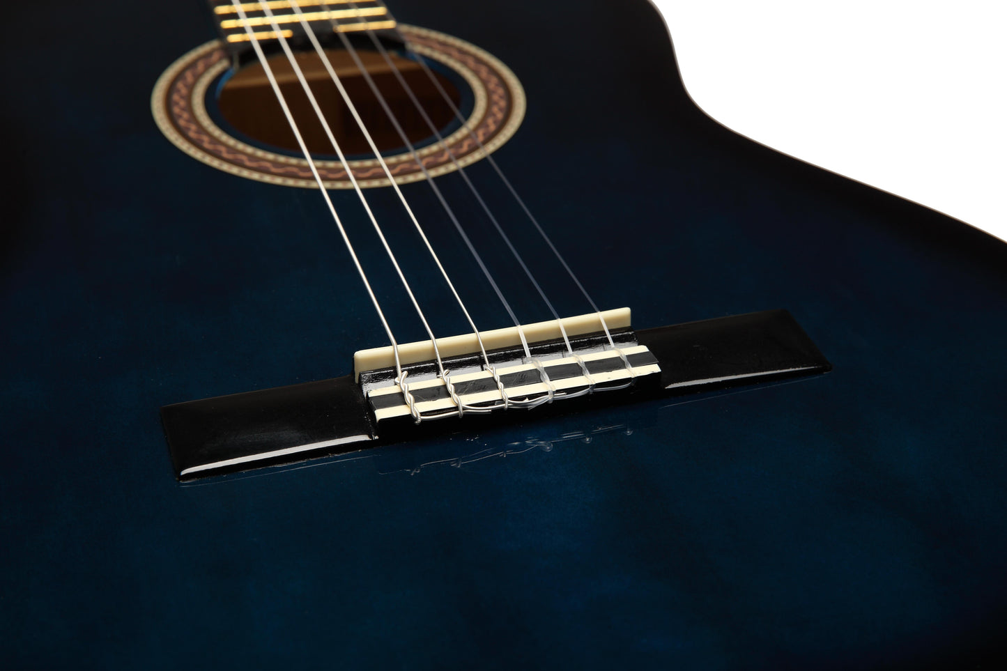 Sehpa üzerinde çelik saplı mavi gitar – modern tasarım

