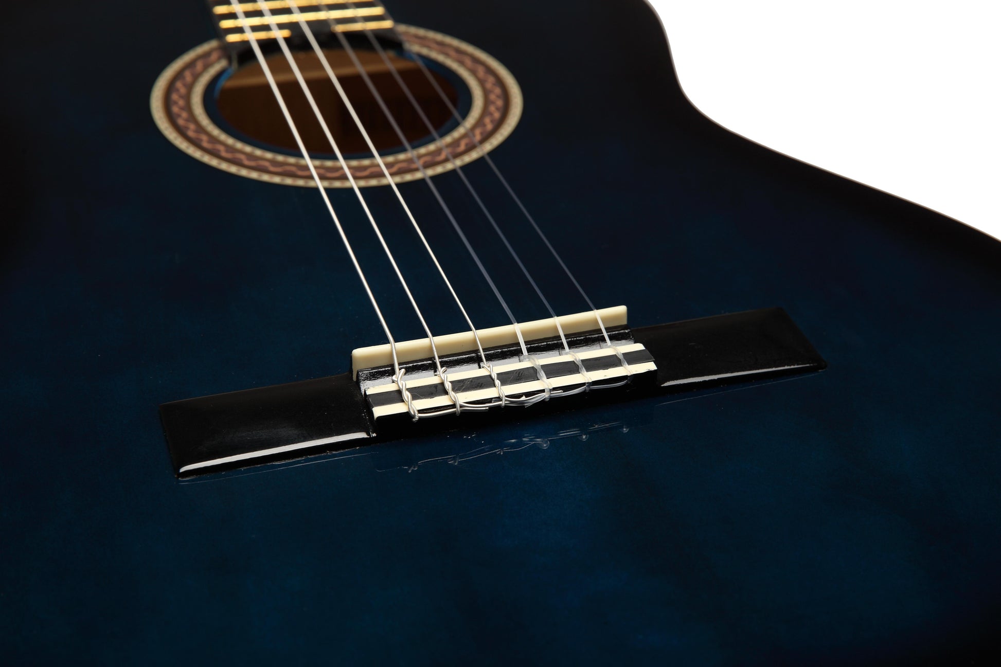 Sehpa üzerinde çelik saplı mavi gitar – modern tasarım

