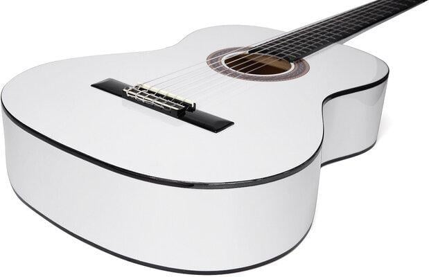 Taşıma çantası yanında gitar – kompakt boyut vurgusu

